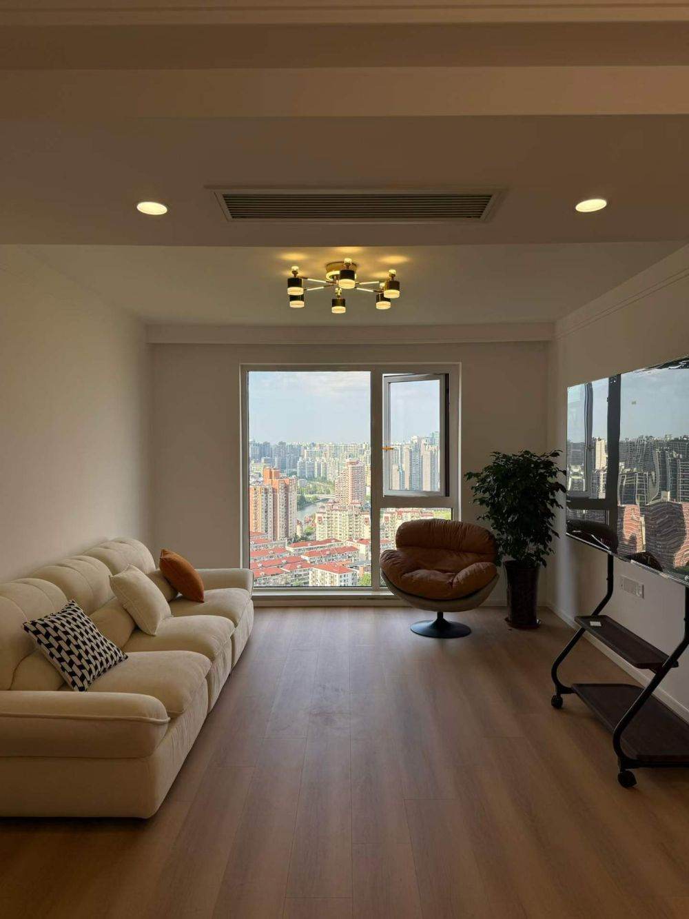 Housing image — Living Room