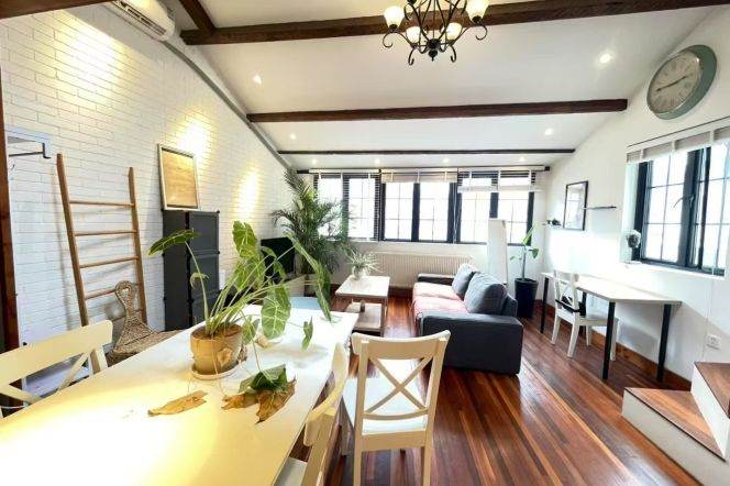 High-Ceiling Bright 2BR Lane House near Dapuqiao Metro (L9)