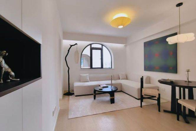 High-Floor 1BR Apartment near Huaihai Lu (L1/L8/L14)