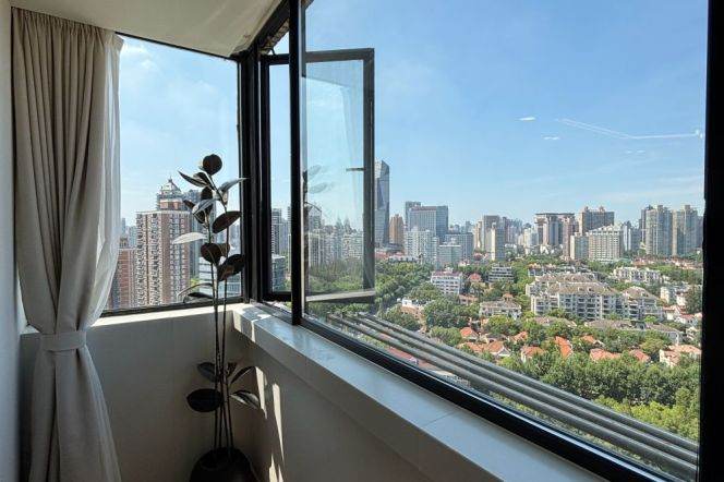 High-Floor Spacious 1BR Apartment in Xujiahui (L10/L11)