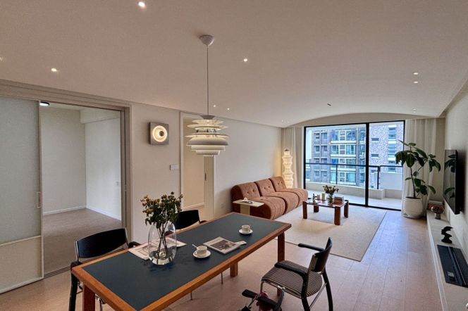 Spacious Modern Bright 2BR Apartment near Jinshajiang Rd Metro with River View (L3/L4/L13)