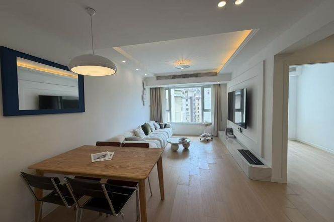 Bright Open-Layout 2BR Apartment in Jing'an