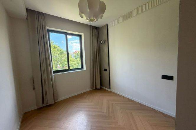 Modern 3BR Apartment in Hongqiao CBD with Built-in Storage