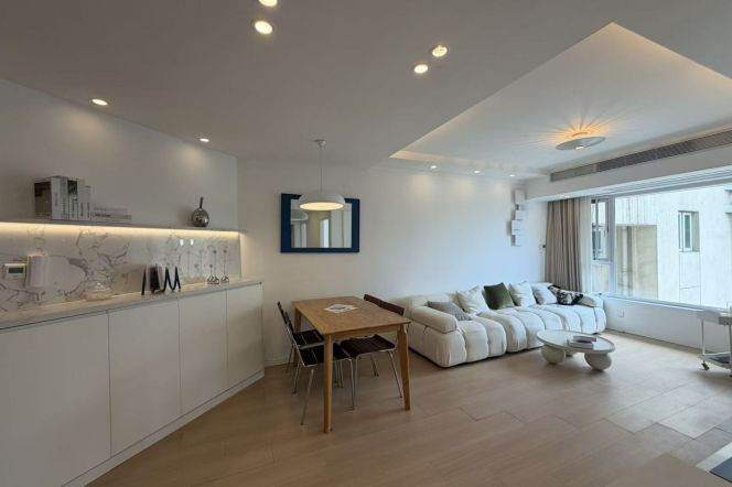 Bright Open-Layout 2BR Apartment in Jing'an