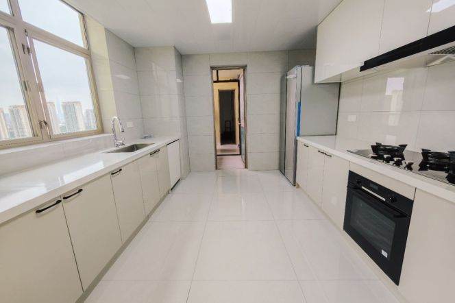 High-Floor Spacious 4BR Apartment near Lantian Road Metro