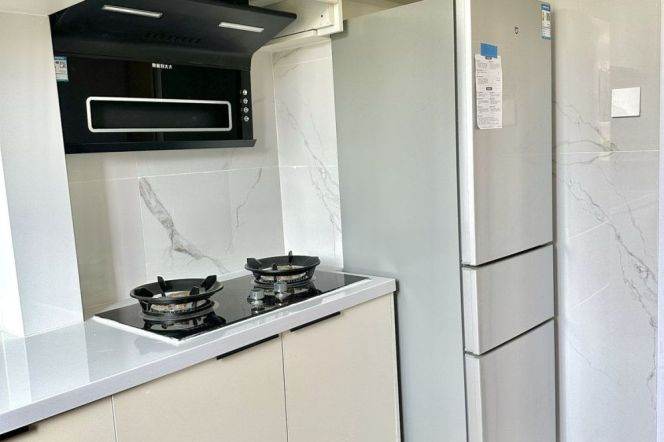 Bright Modern 6BR Shared Apartment near Nanjing Xi Lu (L2/L12/L13)