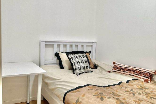 Bright Modern 6BR Shared Apartment near Nanjing Xi Lu (L2/L12/L13)