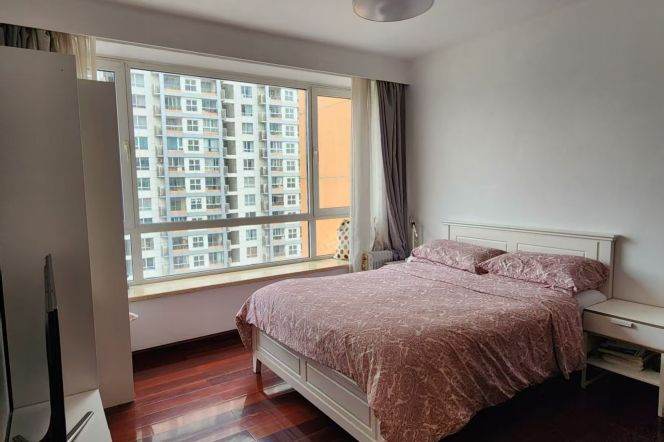 Spacious 1BR Shared Apartment near Jiangsu Rd Metro (L2/L11)