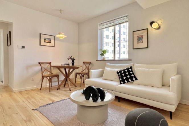 Bright 2BR Apartment in Jing'an with Built-in Storage