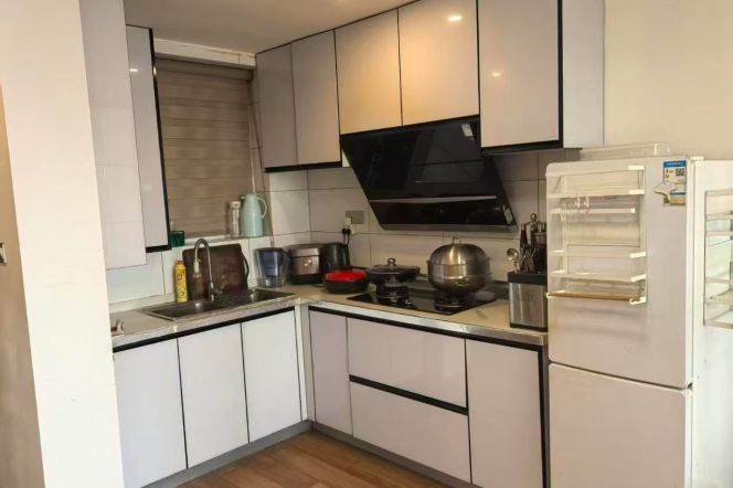 High-Floor 2BR Apartment at Wuzhong Building (L1/L7/L10)