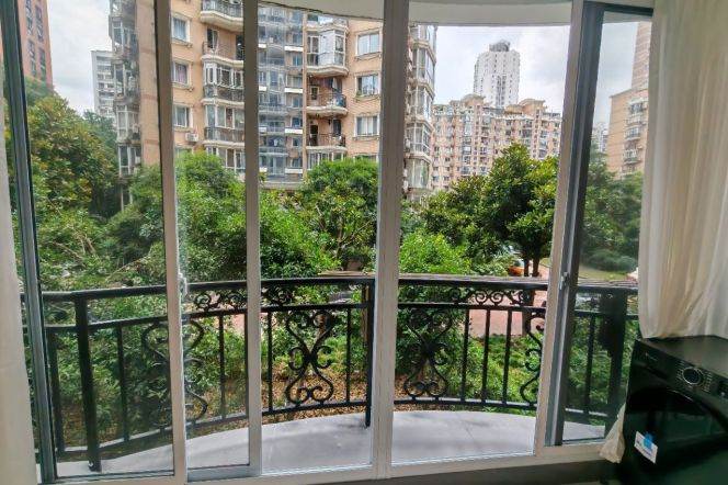 Modern 3BR Apartment near Shanghai Indoor Stadium Metro with Green View (L1/L4/L11)