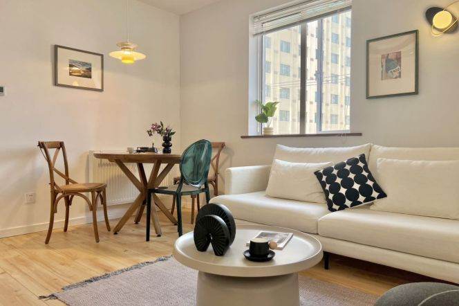 Bright 2BR Apartment in Jing'an with Built-in Storage