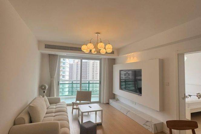 Spacious 1BR Apartment in Jing'an (L13/L14)
