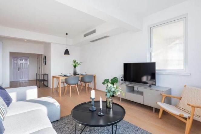 High-Floor Spacious Bright 2BR Apartment near IAPM (L1/L10/L12)