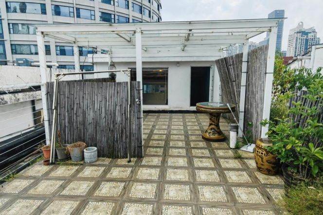 Spacious 2BR Apartment in Jing'an with Terrace