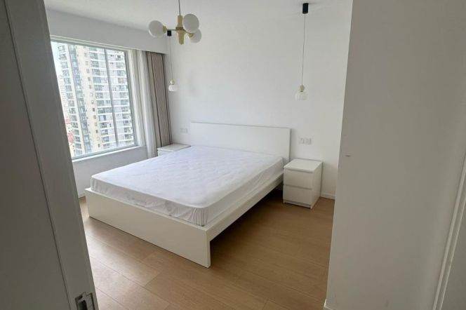 Spacious 1BR Apartment in Jing'an (L13/L14)