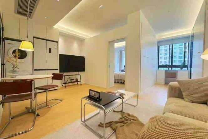 High-Floor Spacious Bright 1BR Apartment near Changshou Rd Metro with Built-in Storage (L13)