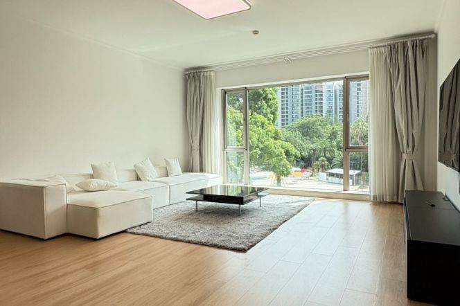 Spacious 3BR Apartment in Lujiazui