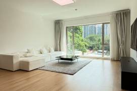 Spacious 3BR Apartment in Lujiazui