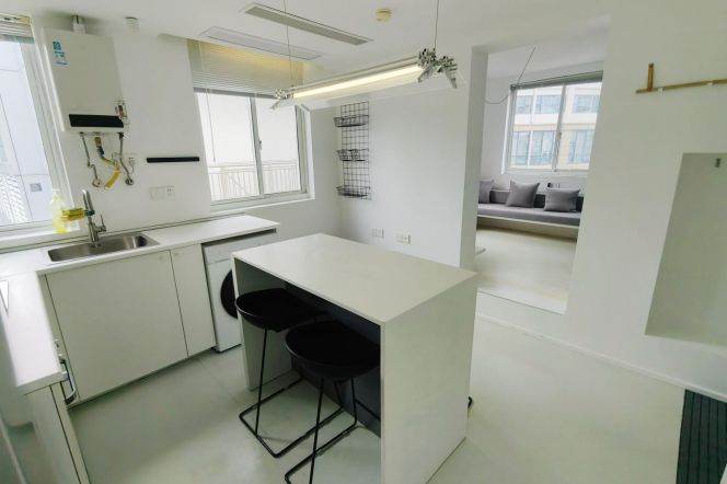 Spacious 2BR Apartment in Jing'an with Terrace