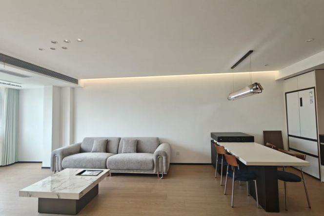 High-Floor 3BR Apartment near Jiaotong University Metro