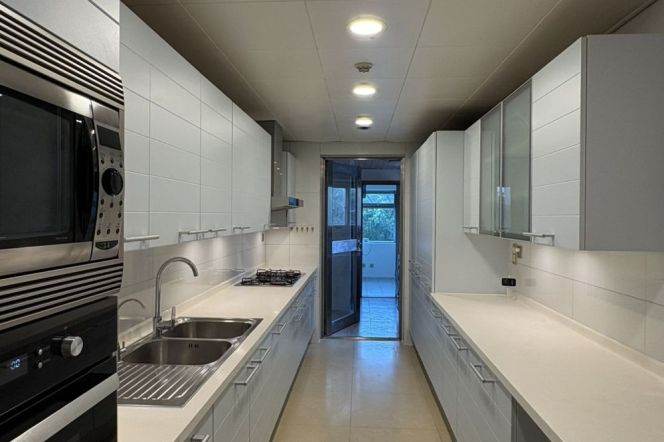 Spacious 3BR Apartment in Lujiazui