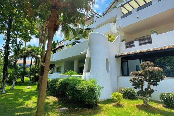 4BR Villa in Hongqiao CBD with Terrace (L10)