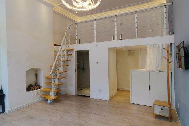High-Ceiling 1BR Lane House near Dapuqiao Metro with Private Garden (L9)