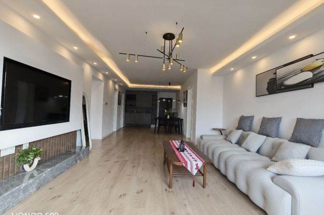High-Floor Bright 3BR Apartment at Sanhe Garden with Built-in Storage