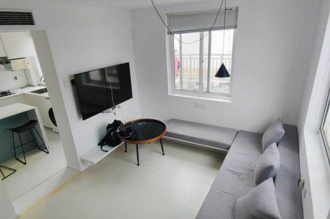 Spacious 2BR Apartment in Jing'an with Terrace