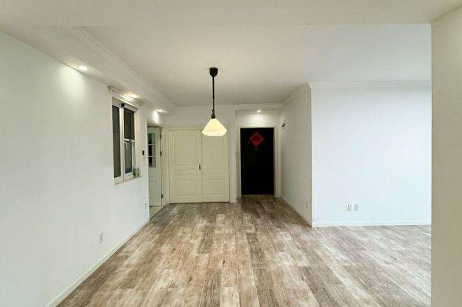 Bright 3BR Apartment in Gubei with Built-in Storage (L2)