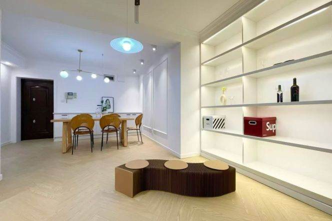 Spacious 2BR Apartment in People's Square (L1/L2/L8)