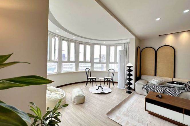 Spacious 2BR Apartment in People's Square