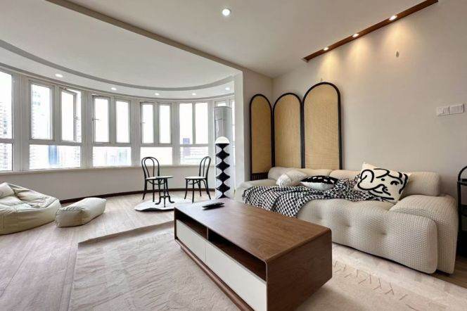 Spacious 2BR Apartment in People's Square