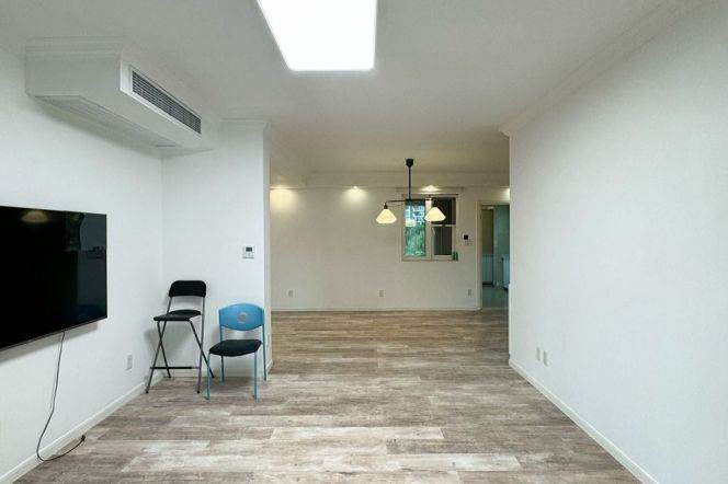 Bright 3BR Apartment in Gubei with Built-in Storage (L2)