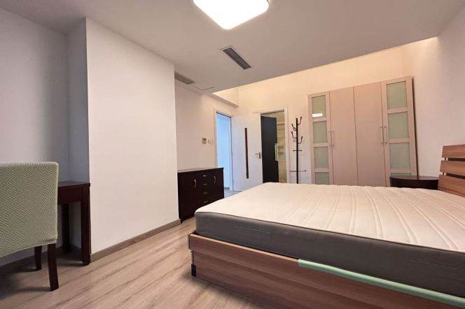 Spacious 2BR Apartment in Jing'an