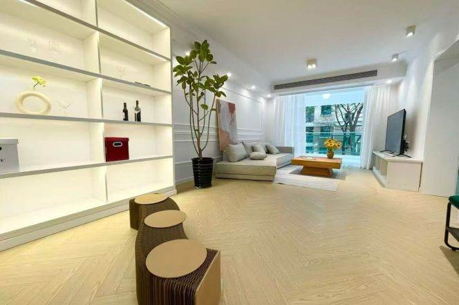 Spacious 2BR Apartment in People's Square (L1/L2/L8)