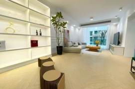 Spacious 2BR Apartment in People's Square (L1/L2/L8)