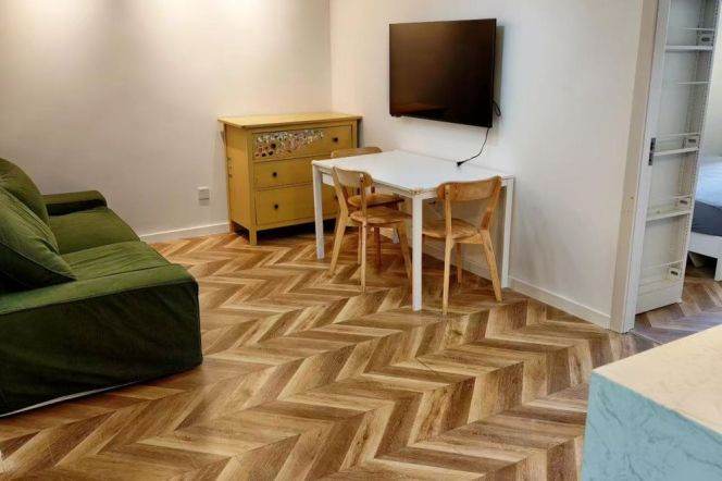 Bright 2BR Apartment near Jiaotong University Metro
