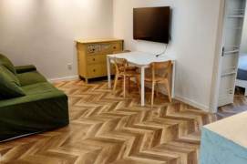 Bright 2BR Apartment near Jiaotong University Metro