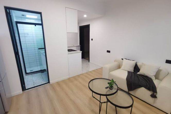 High-Floor 1BR Apartment near East China Normal University Zhongshan Bei Lu Campus (L3/L4/L13)