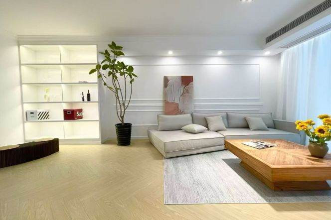 Spacious 2BR Apartment in People's Square (L1/L2/L8)