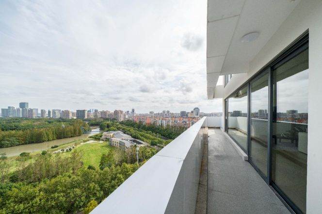 Bright 4BR Apartment near Century Park with Floor-to-Ceiling Windows