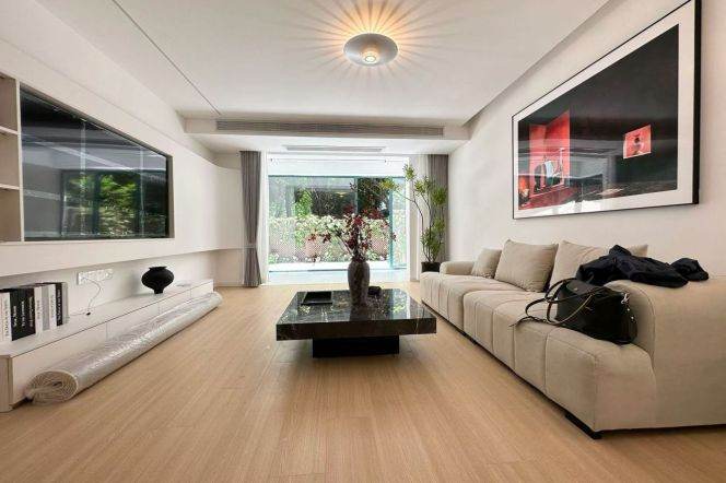 2BR Apartment in Gubei with Private Garden (L2)