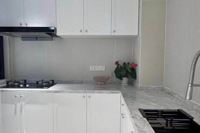 High-Floor 2BR Apartment near Shangcheng Rd Metro