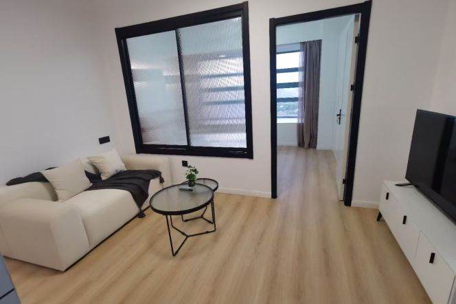 High-Floor 1BR Apartment near East China Normal University Zhongshan Bei Lu Campus (L3/L4/L13)