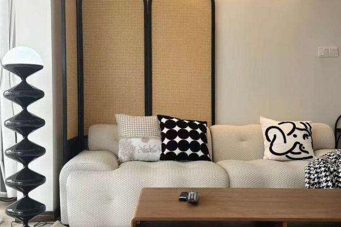 Spacious 2BR Apartment in People's Square