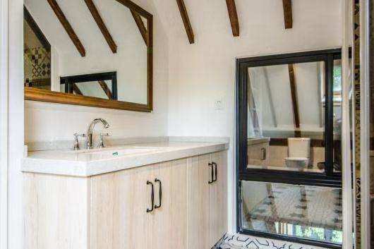 Spacious Bright High-Ceiling 2BR Heritage Apartment near South Shaanxi Rd Metro (L1/L10/L12)