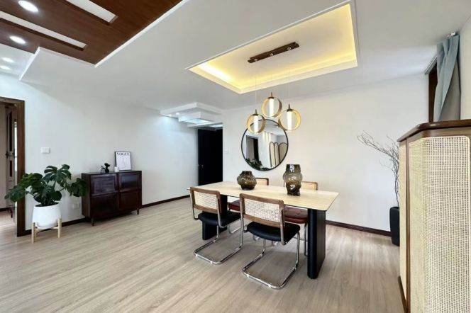 Spacious 2BR Apartment in People's Square