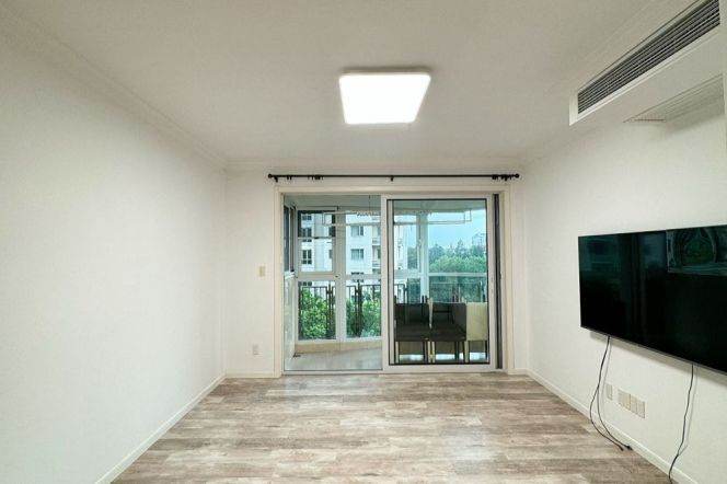 Bright 3BR Apartment in Gubei with Built-in Storage (L2)